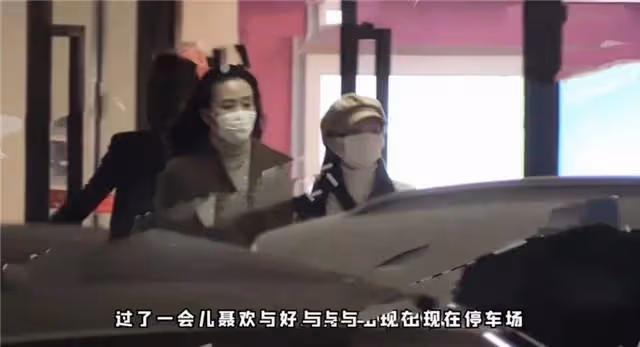 任嘉倫罕見陪妻子逛街,聶歡身材纖瘦臉超小,夫妻倆低調又甜蜜