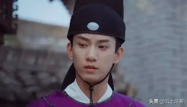 王子奇,不管是軍裝還是西裝,一出場便是黑馬!