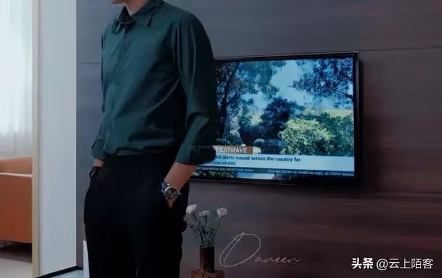 王子奇,不管是軍裝還是西裝,一出場便是黑馬!