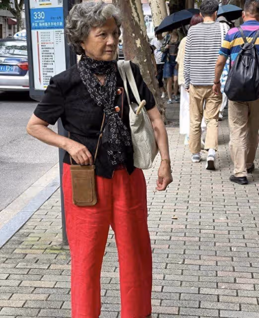 我成了上海奶奶穿的「裙子」的粉絲,年輕時時尚活潑,老年時優雅