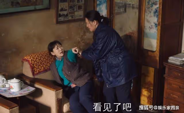 《父輩的榮耀》笑著笑著就哭了的黃小萍,把寡婦的破碎感演活了