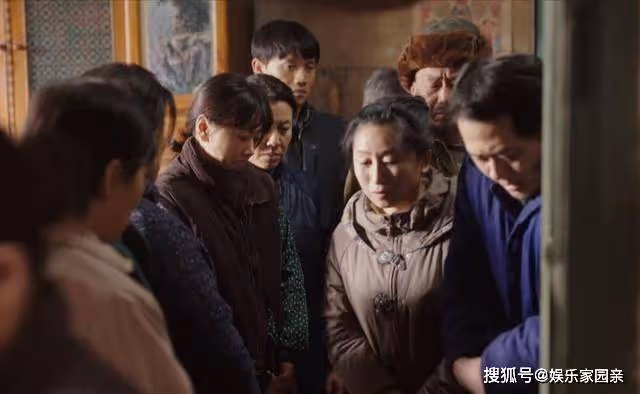 《父輩的榮耀》笑著笑著就哭了的黃小萍,把寡婦的破碎感演活了