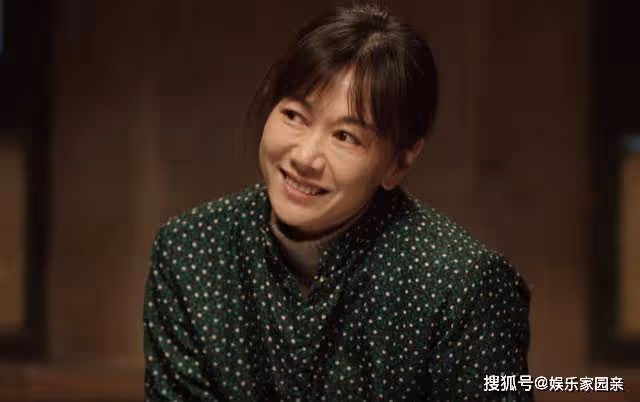 《父輩的榮耀》笑著笑著就哭了的黃小萍,把寡婦的破碎感演活了