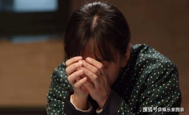 《父輩的榮耀》笑著笑著就哭了的黃小萍,把寡婦的破碎感演活了