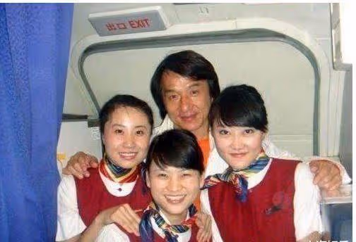 67歲成龍和空姐親密合影,索要地址送禮物引爭議,空姐顏值驚艷