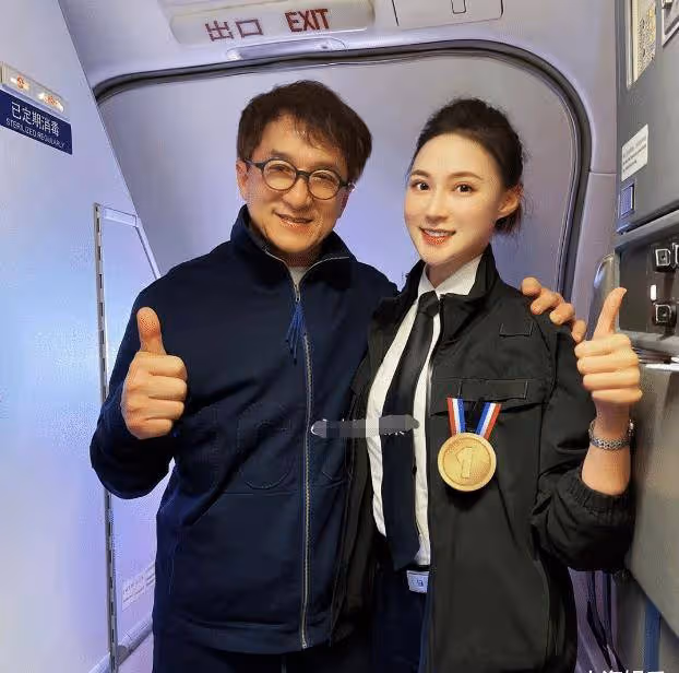 67歲成龍和空姐親密合影,索要地址送禮物引爭議,空姐顏值驚艷