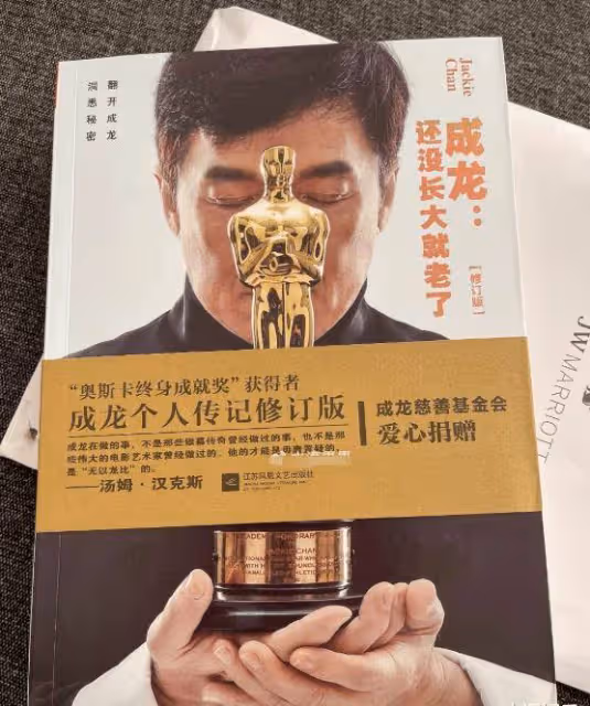 67歲成龍和空姐親密合影,索要地址送禮物引爭議,空姐顏值驚艷