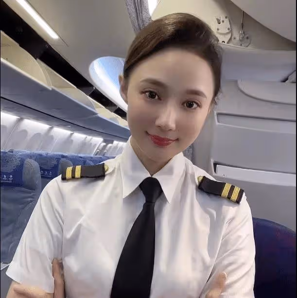 67歲成龍和空姐親密合影,索要地址送禮物引爭議,空姐顏值驚艷