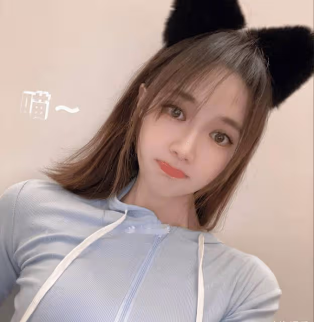 67歲成龍和空姐親密合影,索要地址送禮物引爭議,空姐顏值驚艷