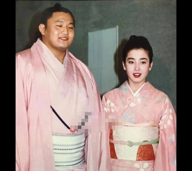 日本300斤相撲手，被80斤嬌妻家暴，妻子出軌還想搶5億家產