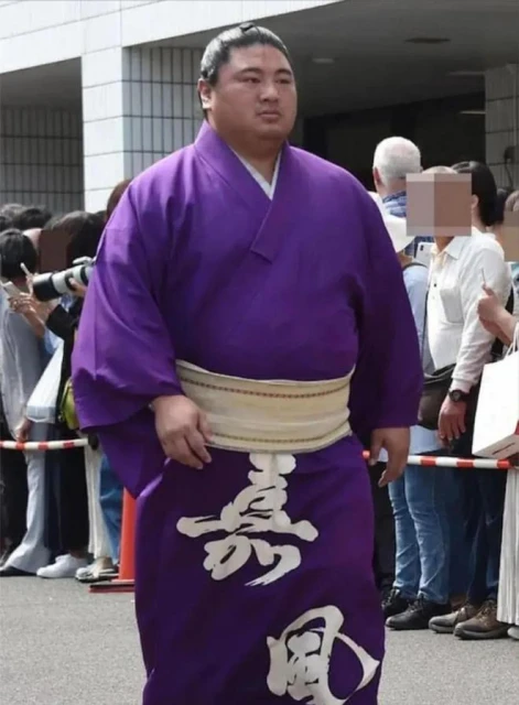 日本300斤相撲手，被80斤嬌妻家暴，妻子出軌還想搶5億家產
