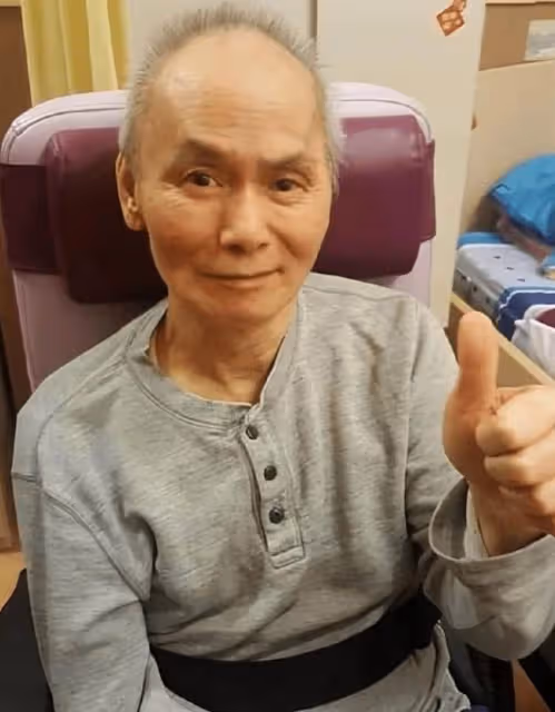 老戲骨劉家輝慶68歲生日,豎大拇指精神矍鑠,晚年中風仍樂觀