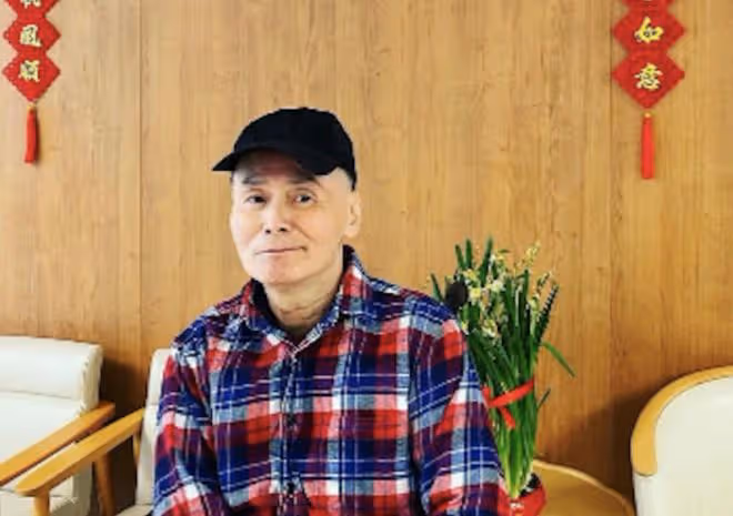 老戲骨劉家輝慶68歲生日,豎大拇指精神矍鑠,晚年中風仍樂觀
