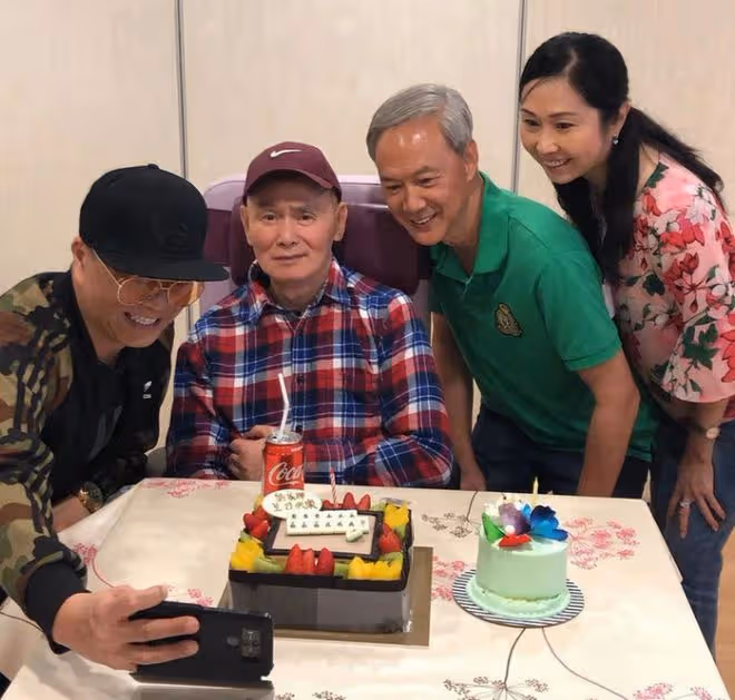 老戲骨劉家輝慶68歲生日,豎大拇指精神矍鑠,晚年中風仍樂觀