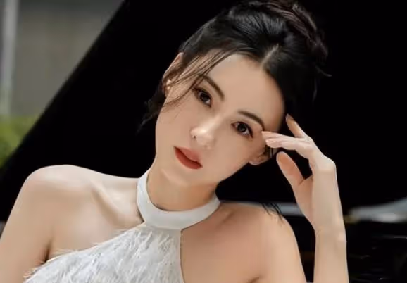 張柏芝停工後更視頻,穿長袖脖子有傷,疑被現任家暴,身體引擔憂