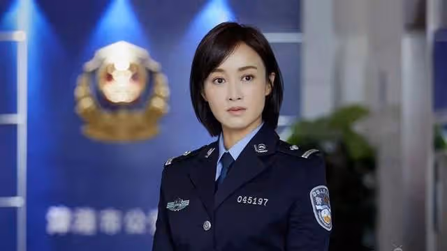 她，從央視最美主持到演員，嫁二婚總裁生一雙女兒，47歲活成這樣