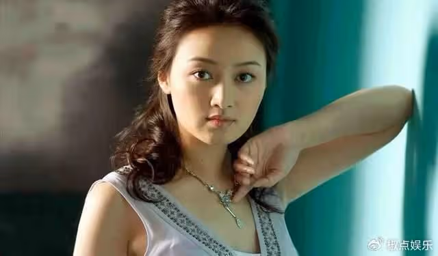 她,從央視最美主持到演員,嫁二婚總裁生一雙女兒,47歲活成這樣