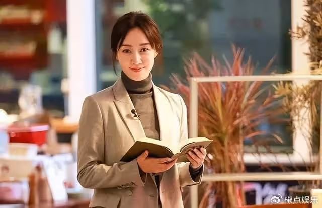 她,從央視最美主持到演員,嫁二婚總裁生一雙女兒,47歲活成這樣