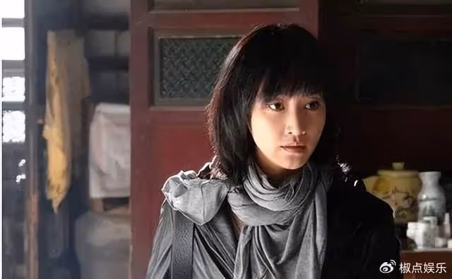 她，從央視最美主持到演員，嫁二婚總裁生一雙女兒，47歲活成這樣