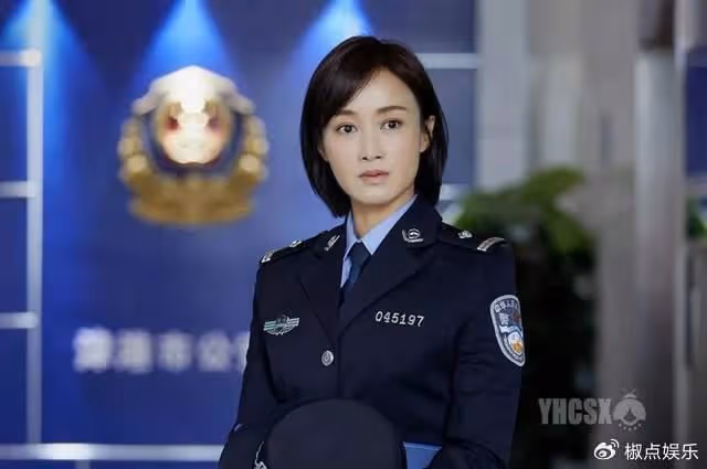 她，從央視最美主持到演員，嫁二婚總裁生一雙女兒，47歲活成這樣