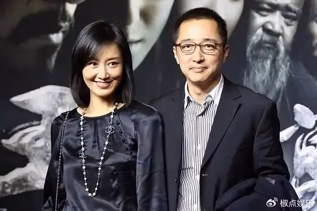 她，從央視最美主持到演員，嫁二婚總裁生一雙女兒，47歲活成這樣