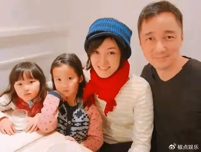 她，從央視最美主持到演員，嫁二婚總裁生一雙女兒，47歲活成這樣