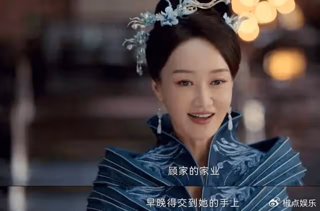她，從央視最美主持到演員，嫁二婚總裁生一雙女兒，47歲活成這樣