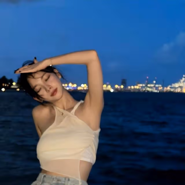 女明星小肚子明顯,腹部脂肪清晰可見,網友:她仍然會受歡迎