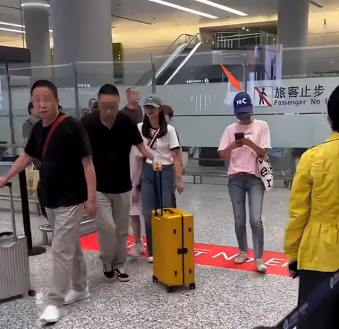 馬伊琍一家五口回上海,打扮少女比女兒搶鏡,愛馬與妹妹摟肩熱聊
