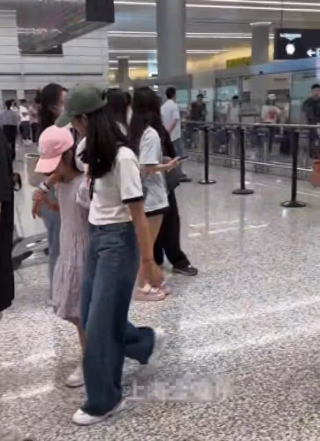 馬伊琍一家五口回上海,打扮少女比女兒搶鏡,愛馬與妹妹摟肩熱聊