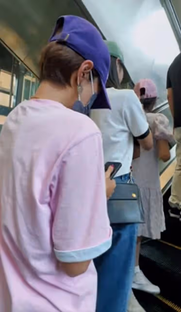 馬伊琍一家五口回上海,打扮少女比女兒搶鏡,愛馬與妹妹摟肩熱聊