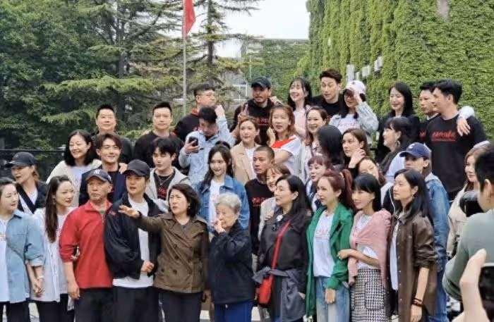 馬伊琍一家五口回上海,打扮少女比女兒搶鏡,愛馬與妹妹摟肩熱聊