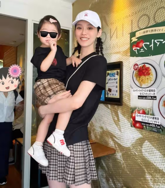 奚夢瑤罕曬女兒正臉,1歲妹妹八字眉搶鏡,被指是「女版何猷君」