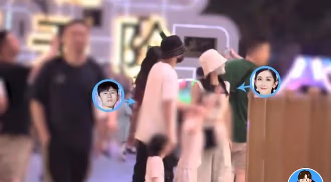 謝娜攜全家現身遊樂園，露小蠻腰與張傑貼臉自拍，仨女兒四肢修長