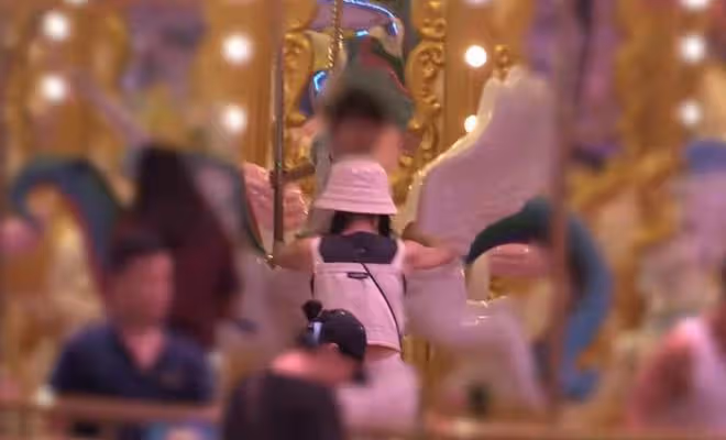 謝娜攜全家現身遊樂園，露小蠻腰與張傑貼臉自拍，仨女兒四肢修長