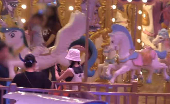 謝娜攜全家現身遊樂園，露小蠻腰與張傑貼臉自拍，仨女兒四肢修長