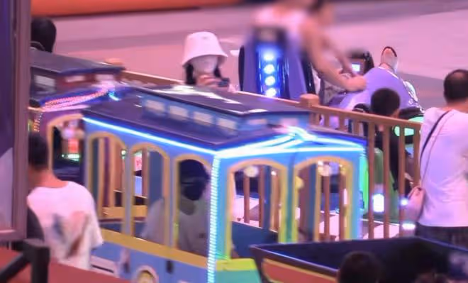 謝娜攜全家現身遊樂園，露小蠻腰與張傑貼臉自拍，仨女兒四肢修長