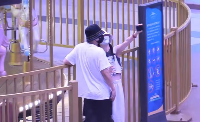謝娜攜全家現身遊樂園，露小蠻腰與張傑貼臉自拍，仨女兒四肢修長