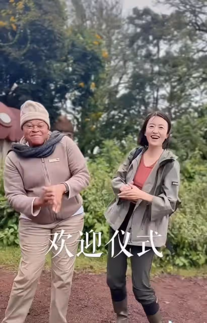 張蕾現身非洲住茅草屋,安全狀況引擔憂,從央視離職當網紅游各地