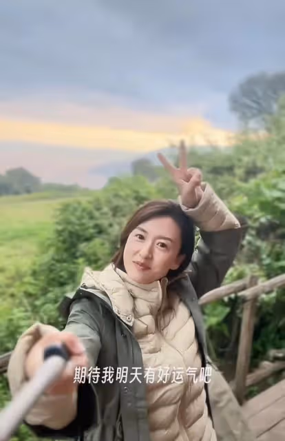 張蕾現身非洲住茅草屋,安全狀況引擔憂,從央視離職當網紅游各地