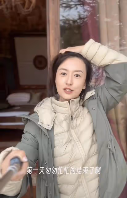 張蕾現身非洲住茅草屋,安全狀況引擔憂,從央視離職當網紅游各地