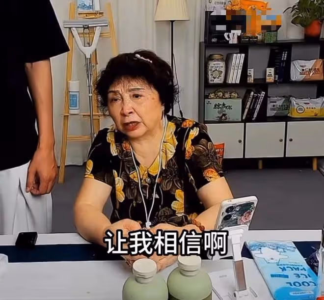 曝盛海琳因保健品被騙500萬,一度情緒崩潰,72歲拚命直播養倆娃