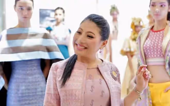 泰國王室風雲突變?42歲帥氣博士二王子單身歸來,泰國女粉絲跪拜