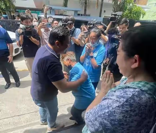 泰國王室風雲突變?42歲帥氣博士二王子單身歸來,泰國女粉絲跪拜