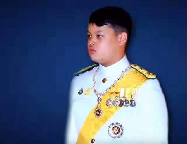 泰國王室風雲突變?42歲帥氣博士二王子單身歸來,泰國女粉絲跪拜
