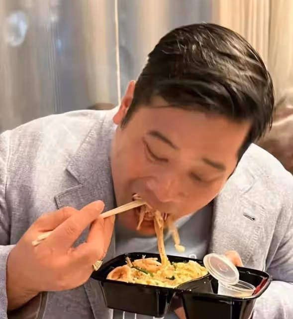 泰國王室風雲突變?42歲帥氣博士二王子單身歸來,泰國女粉絲跪拜