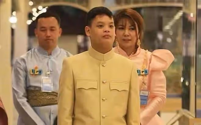 泰國王室風雲突變?42歲帥氣博士二王子單身歸來,泰國女粉絲跪拜