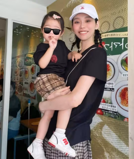 奚夢瑤曬與女兒溫馨合照,Romee露正臉像爸爸,網友:女版何猷君