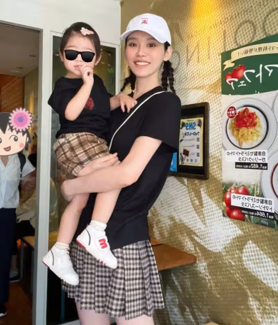 奚夢瑤曬與女兒溫馨合照,Romee露正臉像爸爸,網友:女版何猷君
