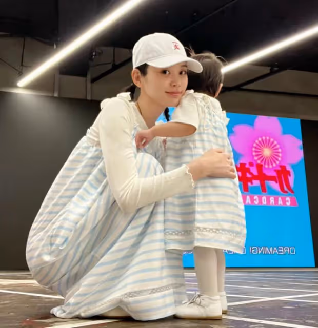 奚夢瑤曬與女兒溫馨合照,Romee露正臉像爸爸,網友:女版何猷君